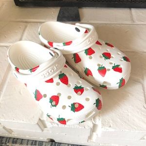 🍓 NWT Strawberry Crocs Size 11
